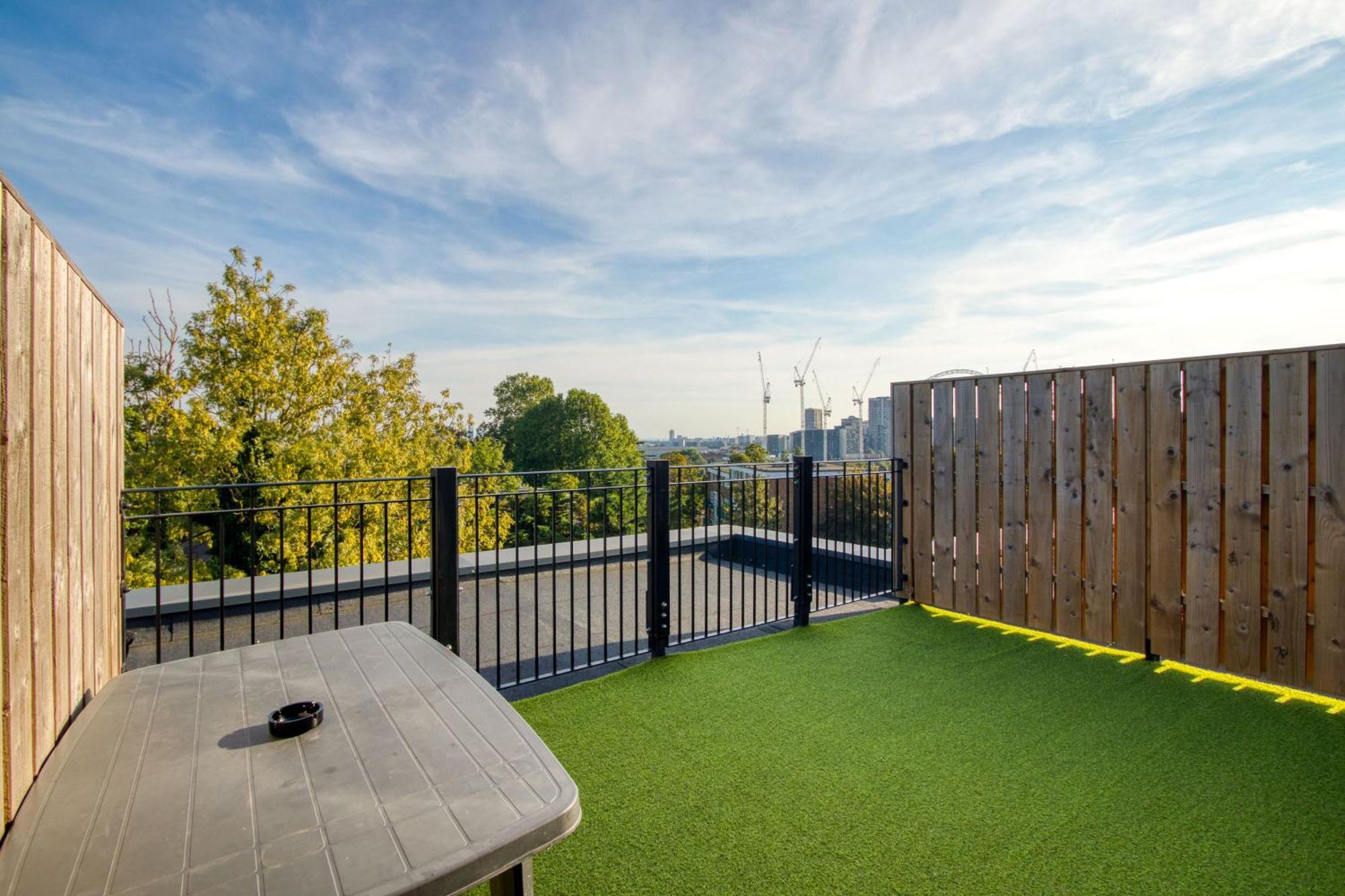 Modern Penthouse In Wembley Apartment London Exterior photo